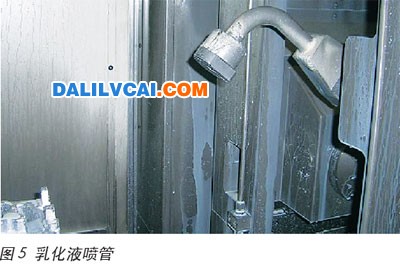 增加乳化液噴管，及時(shí)沖走鋁屑