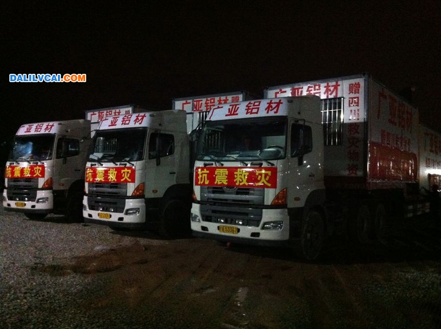 廣亞鋁材集結(jié)近500萬板房等物開赴四川雅安的車隊(duì)整裝出發(fā)