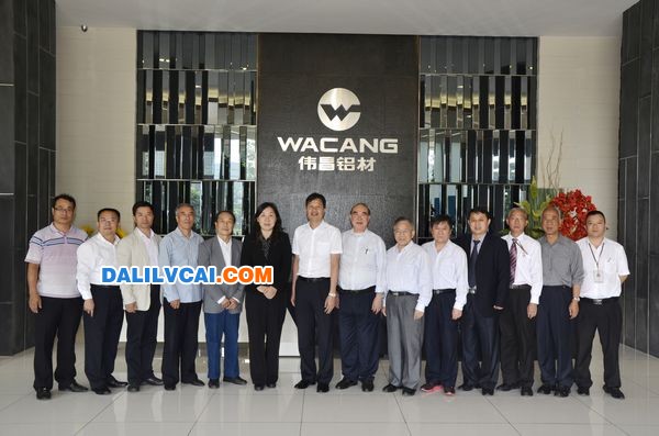 鋁型材自動化立體倉庫成果鑒定會專家在偉昌前合影