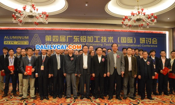 全體論文獲獎作者與專家們合影留念