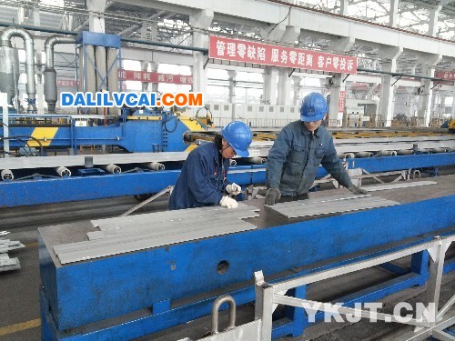 輕合金公司擠壓四車間工作場(chǎng)景