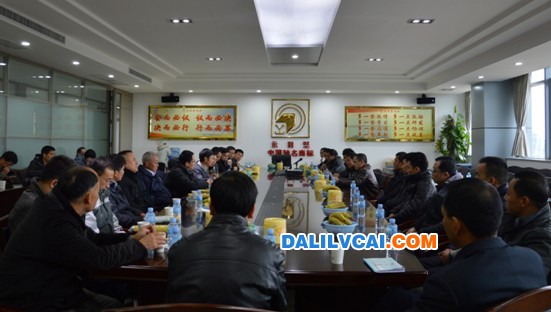 鋁材專家一行在永利堅鋁業(yè)進行座談