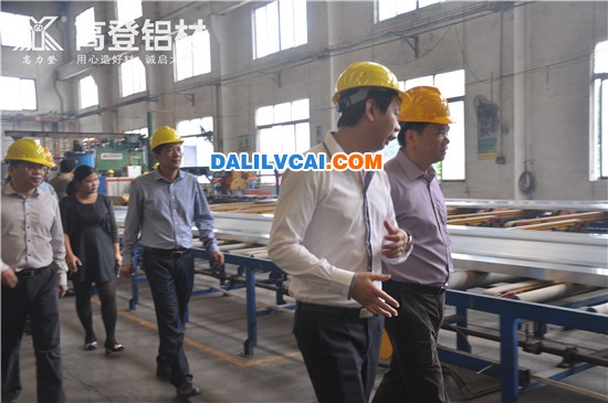 四會市市委書記袁鵬然在高登鋁業(yè)鋁材擠壓車間參觀圖