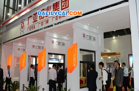 正在參展的廣亞鋁業(yè)新款節(jié)能鋁合金門窗產(chǎn)品圖