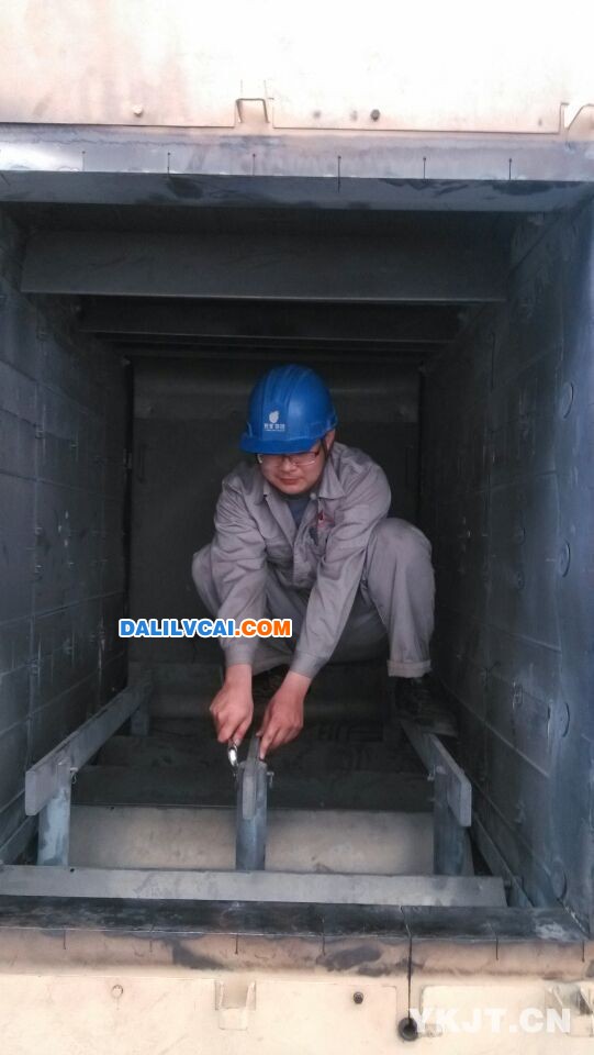 模具項目部維修回火爐單級滑閥真空泵工作現(xiàn)場