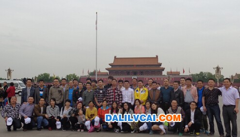 豪美鋁業(yè)優(yōu)秀員工天安門廣場合影