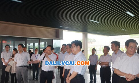 廣東副省長參觀豪美鋁業(yè)科建鋁門窗展廳
