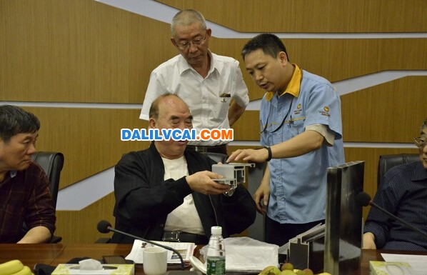 華昌鋁廠向擠壓方面的專家請教高難度鋁型材技術(shù)問題