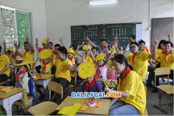 高登鋁愛心團(tuán)隊(duì)與四會(huì)山區(qū)留守兒童一起玩游戲