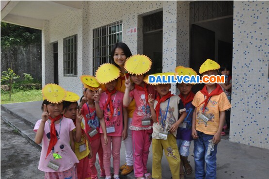 高登鋁業(yè)愛心團(tuán)隊(duì)鏡頭下的四會(huì)山區(qū)留守兒童 /></p>
<p> </p>
<p>　　廣東高登鋁業(yè)集團(tuán)副總裁李婧女士在活動(dòng)現(xiàn)場(chǎng)表示，作為一家有著20多年歷史的大型民營(yíng)企業(yè)——高登鋁業(yè)集團(tuán)，自成立以來，我們始終牢記企業(yè)社會(huì)責(zé)任，一方面以“用心造好材，誠(chéng)啟大未來”的定位和特色產(chǎn)品來滿足社會(huì)對(duì)高端鋁型材產(chǎn)品的需求，促進(jìn)中國(guó)房地產(chǎn)事業(yè)的發(fā)展；另一方面積極關(guān)注并參與公益事業(yè)建設(shè)，以實(shí)際行動(dòng)回報(bào)四會(huì)市政府及人民，已先后開展了“向?yàn)?zāi)區(qū)捐款獻(xiàn)愛心”、“公益植樹”、“愛心助學(xué)圓夢(mèng)”等多項(xiàng)公益活動(dòng)。本次“高登鋁業(yè)集團(tuán)愛心未來行”作為一個(gè)持續(xù)性主題，將逐年開展下去，繼續(xù)關(guān)注青少年成長(zhǎng)，教育、幫扶貧困兒童家庭。</p>
<p> </p></div>
</div>
<div   id=
