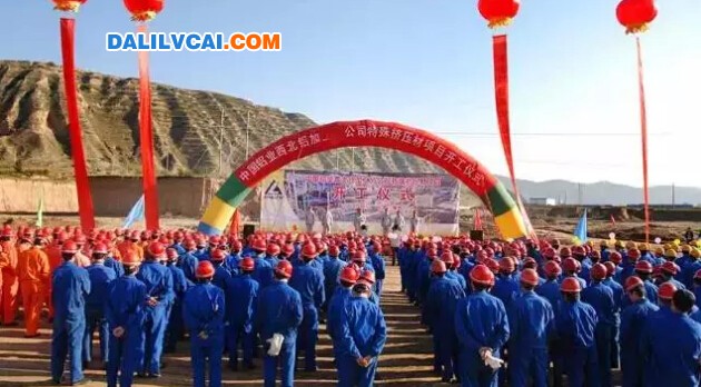 員工在鋁板材生產(chǎn)現(xiàn)場對產(chǎn)品進(jìn)行質(zhì)量檢測