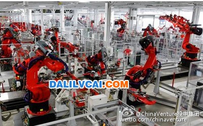 東莞長(zhǎng)盈精密公司的機(jī)器人正在打磨鋁合金手機(jī)邊框