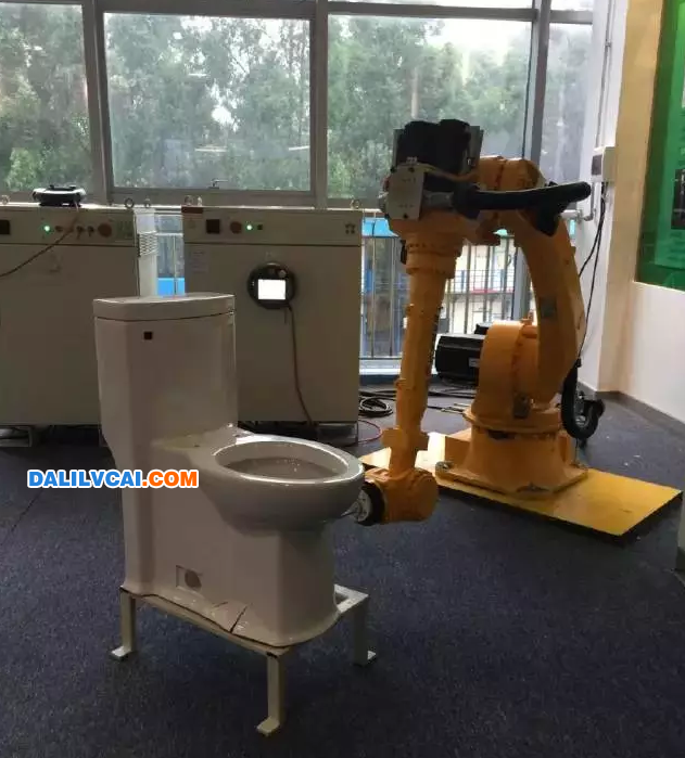 機器人給馬桶完成噴釉工序