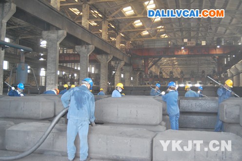 陽(yáng)極公司員工冒酷暑到炭塊庫(kù)義務(wù)清理炭塊