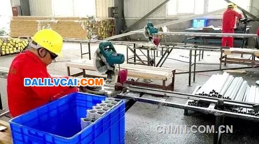 鋁材生產(chǎn)車間工人正在檢查質量