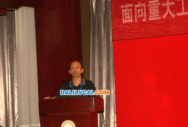 王國棟院士作了題為“高端Al合金加工技術(shù)發(fā)展新思路”的大會(huì)報(bào)告