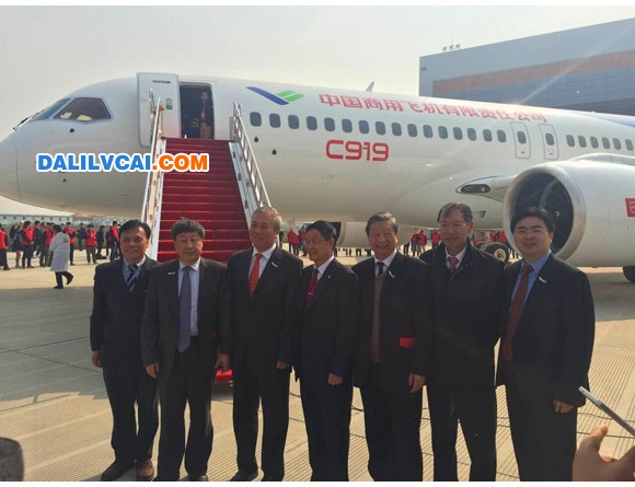 C919總設(shè)計師吳光輝、院士曹春曉、劉大響、李未合影