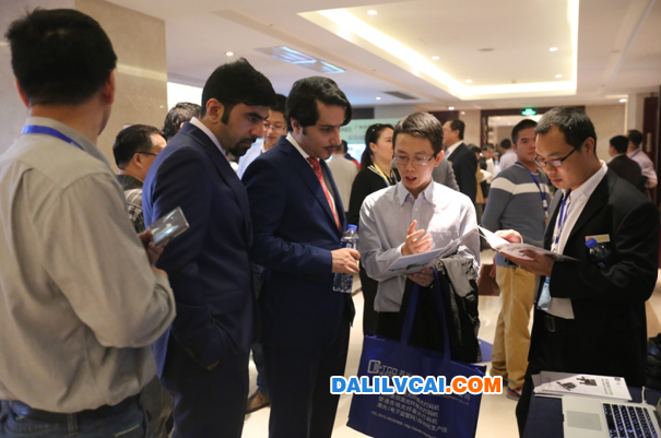 鋁加工技術(shù)研討會(huì)展覽區(qū)內(nèi)展商與參會(huì)代表熱情交流1
