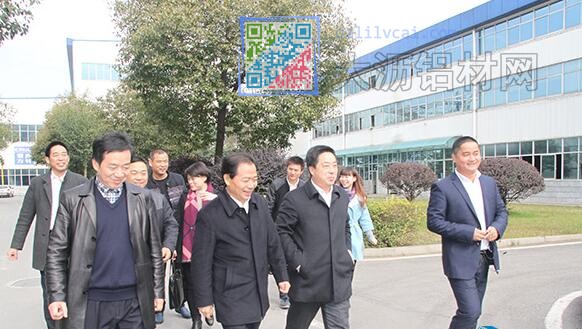 張國(guó)華董事長(zhǎng)陪同文春方主任一行參觀經(jīng)閣鋁業(yè)廠區(qū)