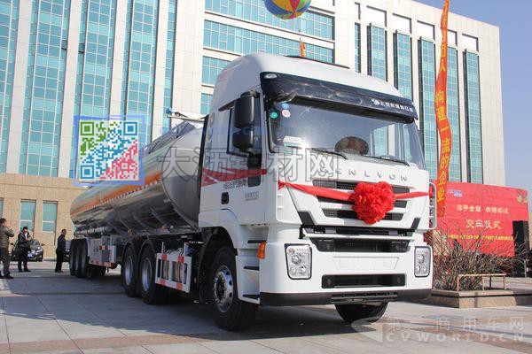 交付中石油的金碧鋁合金罐式半掛車，牽引車為紅巖杰獅