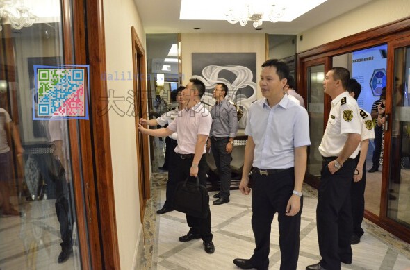 “南海區(qū)出口鋁型材質(zhì)量安全示范區(qū)”建設(shè)政策宣貫會人員參觀華昌鋁材展廳