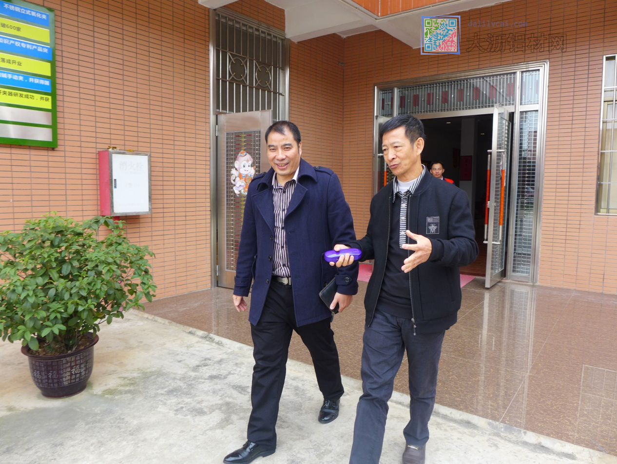 盧主任與高董事長前往車間參觀