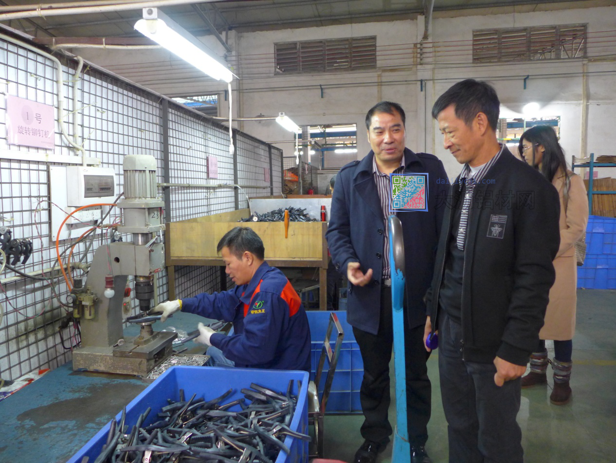 參觀車間生產(chǎn)線，高董事長為盧主任介紹部分生產(chǎn)流程及產(chǎn)品