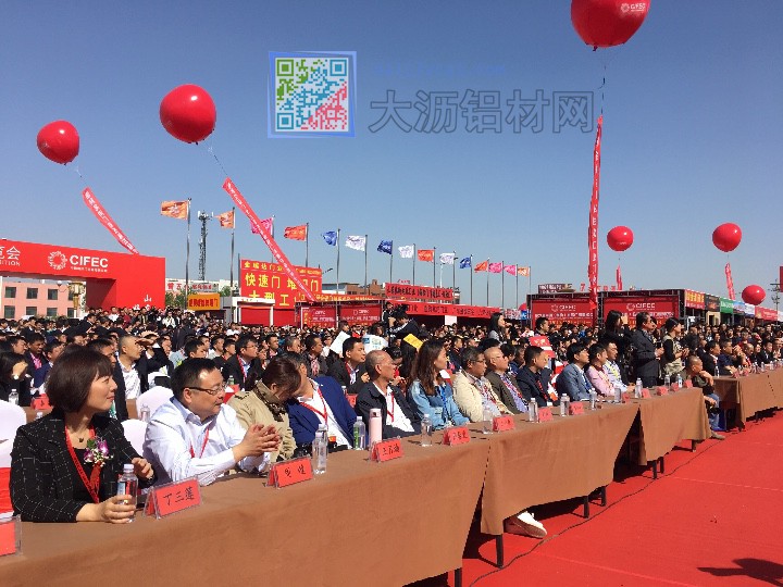 14925078532273.jpg 家居門窗博覽會現(xiàn)場觀眾