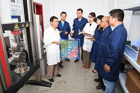 王浩偉團隊通過拉伸試驗機測試陶鋁新材料的靜態(tài)力學性能