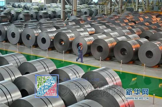 河鋼集團(tuán)邯鋼公司的工作人員在鋼卷存放庫(kù)區(qū)內(nèi)巡視