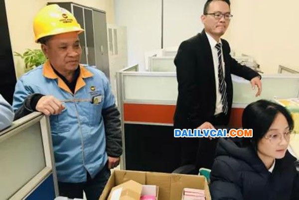 收到新年糖、購物卡等新春福利，員工們展現(xiàn)出喜悅的笑容