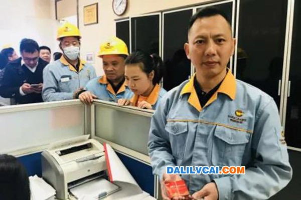 收到新年糖、購物卡等新春福利，員工們展現(xiàn)出喜悅的笑容