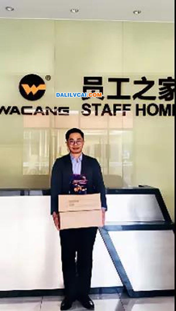 收到新年糖、購物卡等新春福利，員工們展現(xiàn)出喜悅的笑容