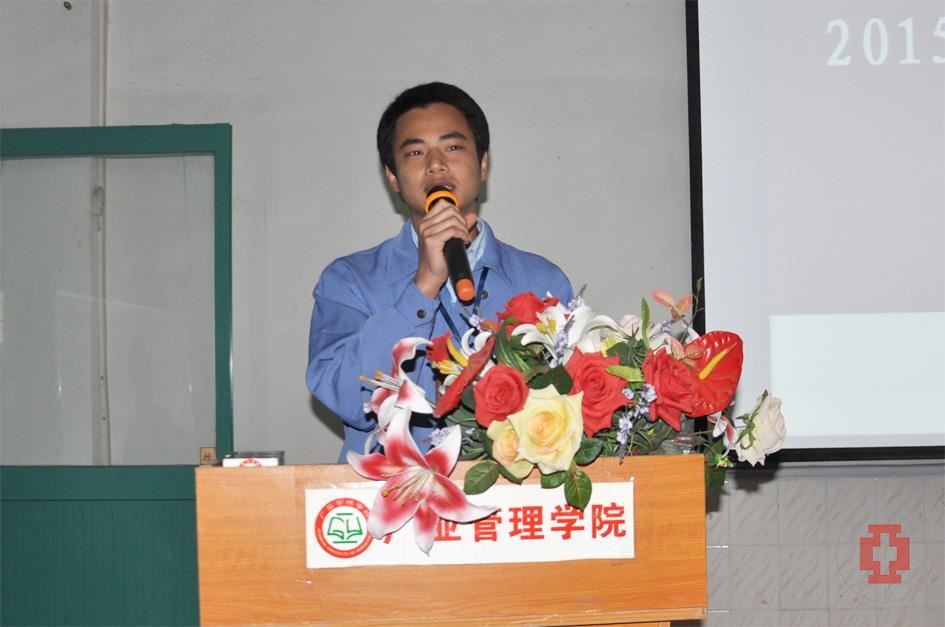 廣亞鋁業(yè)優(yōu)秀學(xué)員代表、模具中心古進(jìn)寬發(fā)言