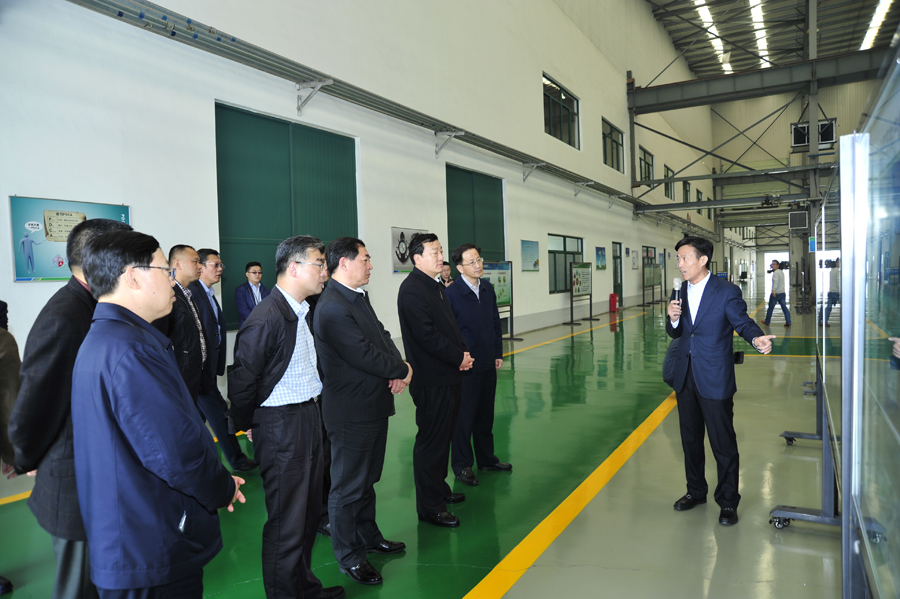 山東省副省長張務(wù)峰一行考察調(diào)研叢林集團(tuán)現(xiàn)場