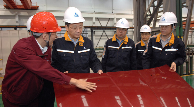 中鋁公司黨組書記、董事長葛紅林在西南鋁考察汽車用鋁板項(xiàng)目
