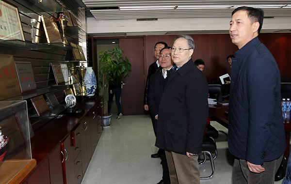 圖為中鋁公司黨組副書記、總經(jīng)理、中國鋁業(yè)董事長余德輝在中鋁國貿(mào)調(diào)研