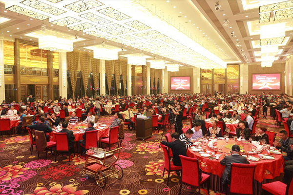 堅(jiān)美鋁業(yè)2017年全國(guó)經(jīng)銷(xiāo)商年會(huì)晚宴現(xiàn)場(chǎng)