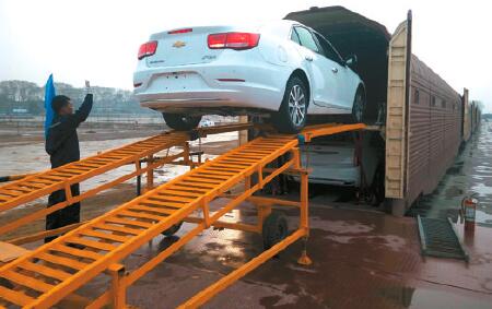 員工正在進(jìn)行卸車作