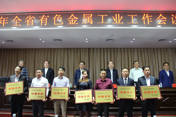 振升集團(tuán)行政保障總監(jiān)王集林（左三）代表公司接受現(xiàn)場授牌 